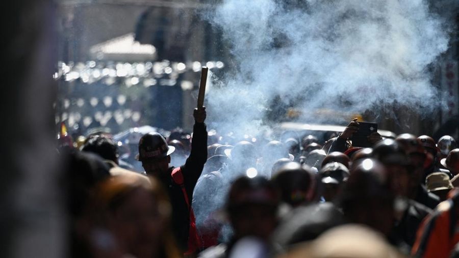 Para penambang ikut serta dalam pawai yang diselenggarakan oleh Central Obrera Boliviana (COB) sambil menuntut pengunduran diri Presiden Rodrigo Paz di tengah krisis ekonomi dan bahan bakar yang sedang berlangsung, di La Paz, Bolivia, 11 Mei 2026.