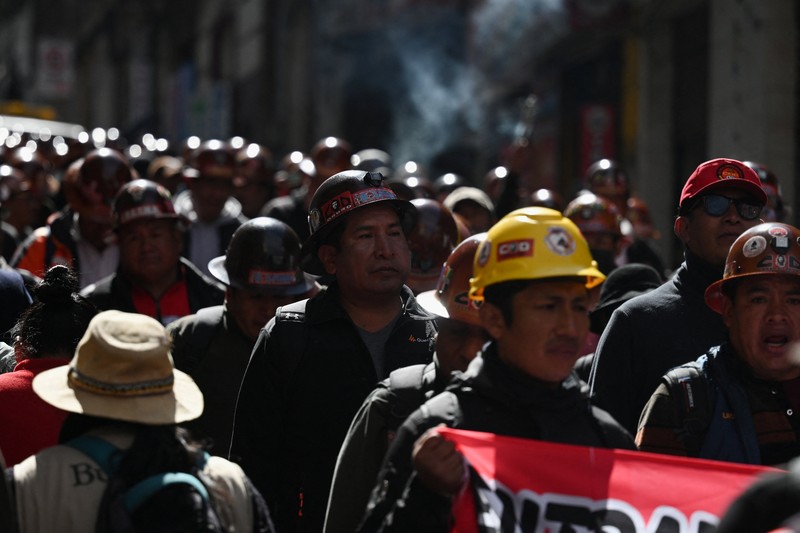 Para penambang ikut serta dalam pawai yang diselenggarakan oleh Central Obrera Boliviana (COB) sambil menuntut pengunduran diri Presiden Rodrigo Paz di tengah krisis ekonomi dan bahan bakar yang sedang berlangsung, di La Paz, Bolivia, 11 Mei 2026. (REUTERS/Claudia Morales)