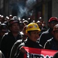 Para penambang ikut serta dalam pawai yang diselenggarakan oleh Central Obrera Boliviana (COB) sambil menuntut pengunduran diri Presiden Rodrigo Paz di tengah krisis ekonomi dan bahan bakar yang sedang berlangsung, di La Paz, Bolivia, 11 Mei 2026. (R