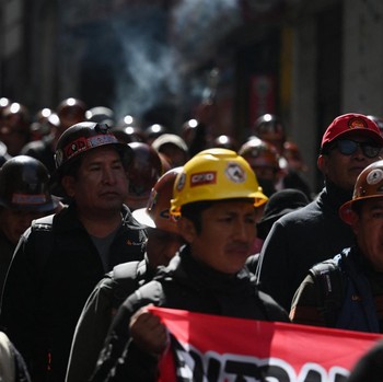 Para penambang ikut serta dalam pawai yang diselenggarakan oleh Central Obrera Boliviana (COB) sambil menuntut pengunduran diri Presiden Rodrigo Paz di tengah krisis ekonomi dan bahan bakar yang sedang berlangsung, di La Paz, Bolivia, 11 Mei 2026. (R
