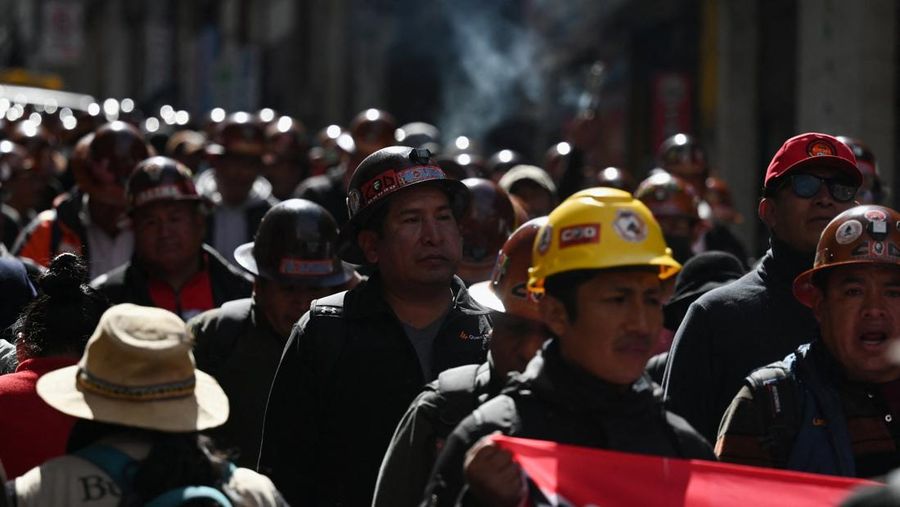 Para penambang ikut serta dalam pawai yang diselenggarakan oleh Central Obrera Boliviana (COB) sambil menuntut pengunduran diri Presiden Rodrigo Paz di tengah krisis ekonomi dan bahan bakar yang sedang berlangsung, di La Paz, Bolivia, 11 Mei 2026. (R