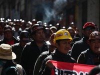 Para penambang ikut serta dalam pawai yang diselenggarakan oleh Central Obrera Boliviana (COB) sambil menuntut pengunduran diri Presiden Rodrigo Paz di tengah krisis ekonomi dan bahan bakar yang sedang berlangsung, di La Paz, Bolivia, 11 Mei 2026. (R