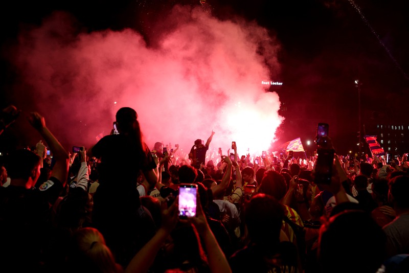 Para pemain FC Barcelona berada di atas bus parade saat merayakan keberhasilan menjuarai LaLiga di Barcelona, Senin (11/5/2026). (REUTERS/Albert Gea)