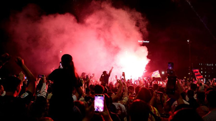 Para pendukung FC Barcelona merayakan keberhasilan tim mereka menjuarai LaLiga di Barcelona, Senin (11/5/2026).