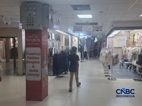 Pedagang di pasar Tanah Abang, Jakarta Pusat, Selasa (12/5/2026). (CNBC Indonesia/Chandra Dwi Pranata)