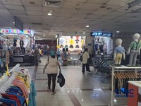 Pedagang di pasar Tanah Abang, Jakarta Pusat, Selasa (12/5/2026). (CNBC Indonesia/Chandra Dwi Pranata)