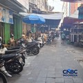 Pedagang di pasar Tanah Abang, Jakarta Pusat, Selasa (12/5/2026). (CNBC Indonesia/Chandra Dwi Pranata)