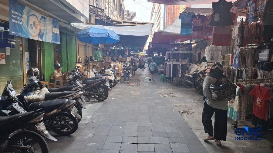 Pedagang di pasar Tanah Abang, Jakarta Pusat, Selasa (12/5/2026). (CNBC Indonesia/Chandra Dwi Pranata)