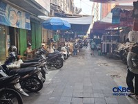 Pedagang di pasar Tanah Abang, Jakarta Pusat, Selasa (12/5/2026). (CNBC Indonesia/Chandra Dwi Pranata)