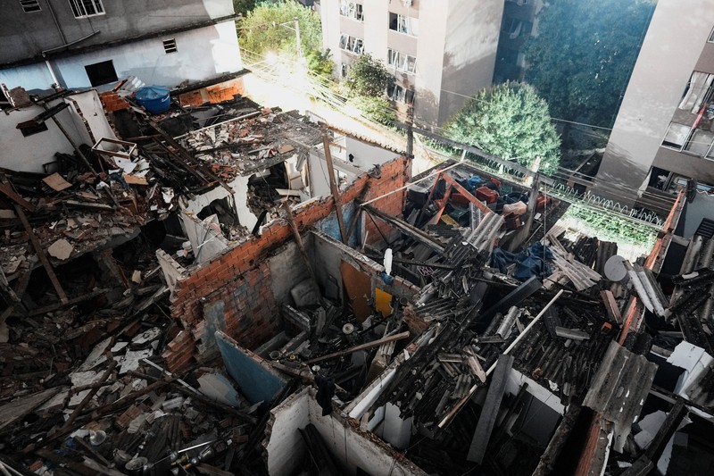 Kebakaran hebat yang diduga dipicu ledakan gas melanda kawasan permukiman di lingkungan Jaguare, Sao Paulo, Brasil, pada Senin (11/5/2026). (Tangkapan Layar Video Reuters/TV GLOBO)
