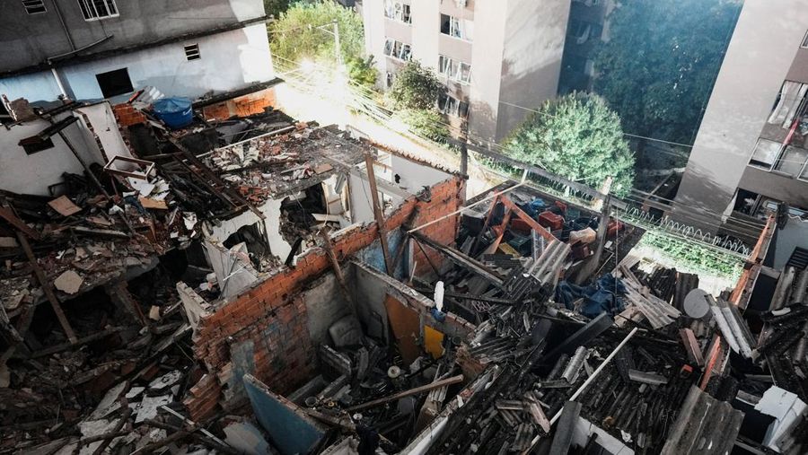 Pemandangan lokasi kebakaran yang dipicu oleh potensi ledakan gas yang merusak rumah-rumah dan melukai orang-orang, menurut dinas pemadam kebakaran setempat, di Sao Paulo, Brasil, 11 Mei 2026. (REUTERS/Alexandre Meneghini)