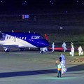 Personel berseragam hazmat berjalan di dekat pesawat yang membawa penumpang yang dievakuasi dari kapal pesiar MV Hondius, yang terkena wabah hantavirus, setelah mendarat di Pangkalan Udara Eindhoven di Eindhoven, Belanda, 12 Mei 2026. (REUTERS/Pirosc