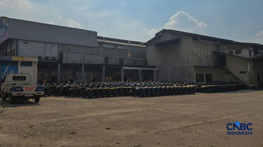 Polda Metro Jaya membongkar kasus penadahan motor diduga hasil kejahatan. Praktik itu dilakukan di sebuah gudang besar yang berlokasi di Jalan Kemandoran VIII, Kebayoran Lama, Jakarta Selatan (Jaksel), Selasa (12/5/2026). (CNBC Indonesia/Faisal Rahma