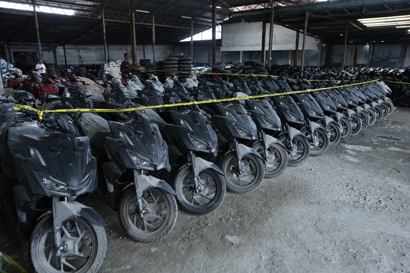Polda Metro Jaya membongkar kasus penadahan motor diduga hasil kejahatan. Praktik itu dilakukan di sebuah gudang besar yang berlokasi di Jalan Kemandoran VIII, Kebayoran Lama, Jakarta Selatan (Jaksel), Selasa (12/5/2026). (Dok. Polda Metro Jaya)