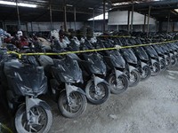 Polda Metro Jaya membongkar kasus penadahan motor diduga hasil kejahatan. Praktik itu dilakukan di sebuah gudang besar yang berlokasi di Jalan Kemandoran VIII, Kebayoran Lama, Jakarta Selatan (Jaksel), Selasa (12/5/2026). (Dok. Polda Metro Jaya)