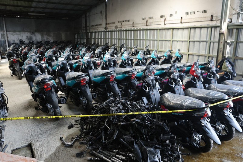 Polda Metro Jaya membongkar kasus penadahan motor diduga hasil kejahatan. Praktik itu dilakukan di sebuah gudang besar yang berlokasi di Jalan Kemandoran VIII, Kebayoran Lama, Jakarta Selatan (Jaksel), Selasa (12/5/2026). (Dok. Polda Metro Jaya)