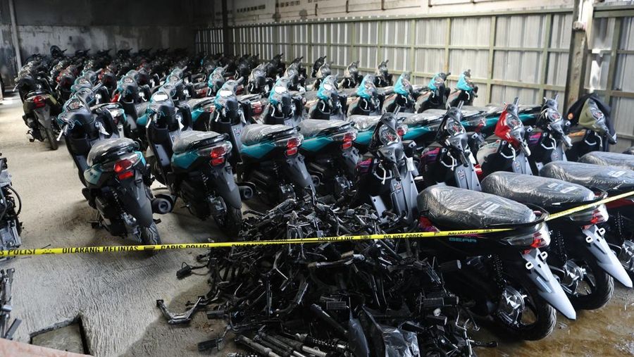 Polda Metro Jaya membongkar kasus penadahan motor diduga hasil kejahatan. Praktik itu dilakukan di sebuah gudang besar yang berlokasi di Jalan Kemandoran VIII, Kebayoran Lama, Jakarta Selatan (Jaksel), Selasa (12/5/2026). (Dok. Polda Metro Jaya)