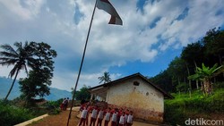Perjuangan Anak Gunung Kejar Ilmu di Sekolah Atas Awan