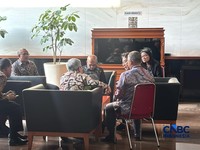 Purbaya menggelar rapat dadakan di lobby Kementerian Keuangan, Jakarta, Selasa (12/5/2026). (CNBC Indonesia/Zahwa Madjid)
