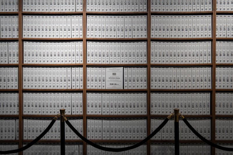 Suasana pameran di New York menampilkan semua dokumen Epstein yang dicetak. (REUTERS/David Dee Delgado)