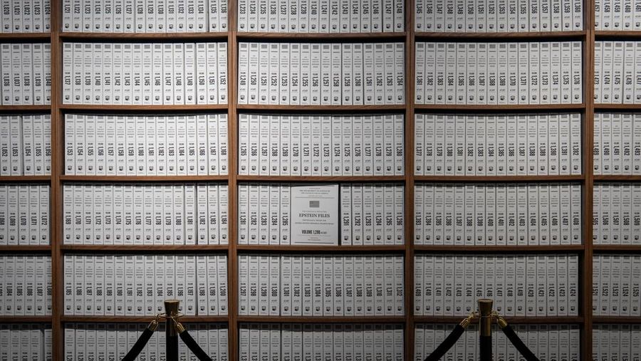 Suasana pameran di New York menampilkan semua dokumen Epstein yang dicetak. (REUTERS/David Dee Delgado)
