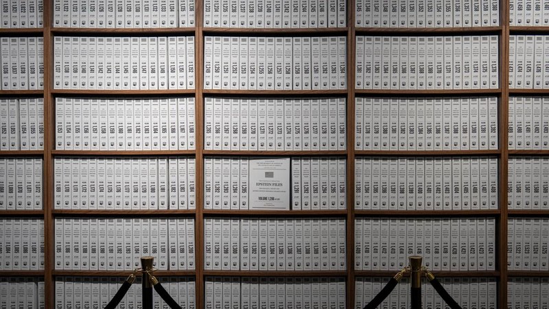 Suasana pameran di New York menampilkan semua dokumen Epstein yang dicetak. (REUTERS/David Dee Delgado)