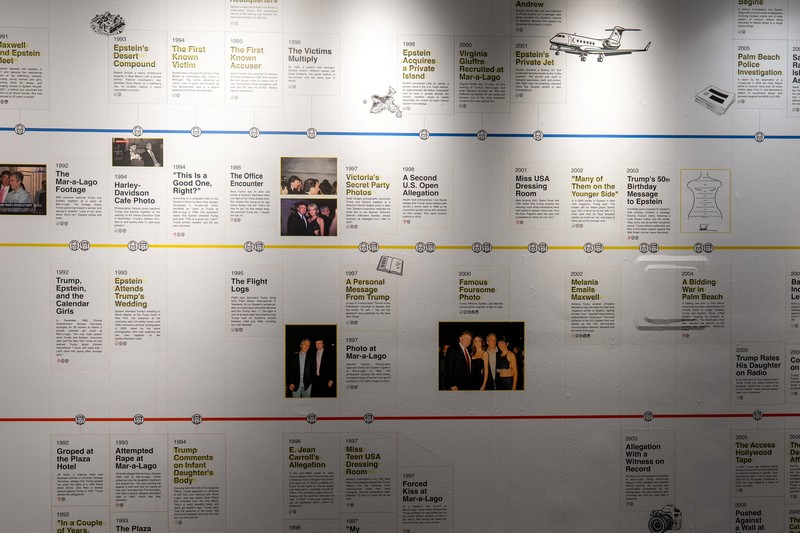 Suasana pameran di New York menampilkan semua dokumen Epstein yang dicetak. (REUTERS/David Dee Delgado)