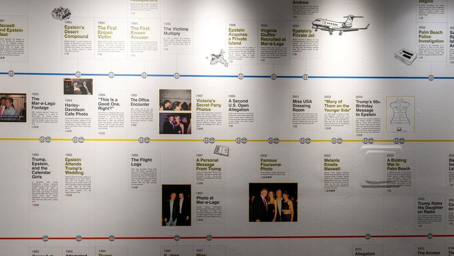 Suasana pameran di New York menampilkan semua dokumen Epstein yang dicetak. (REUTERS/David Dee Delgado)