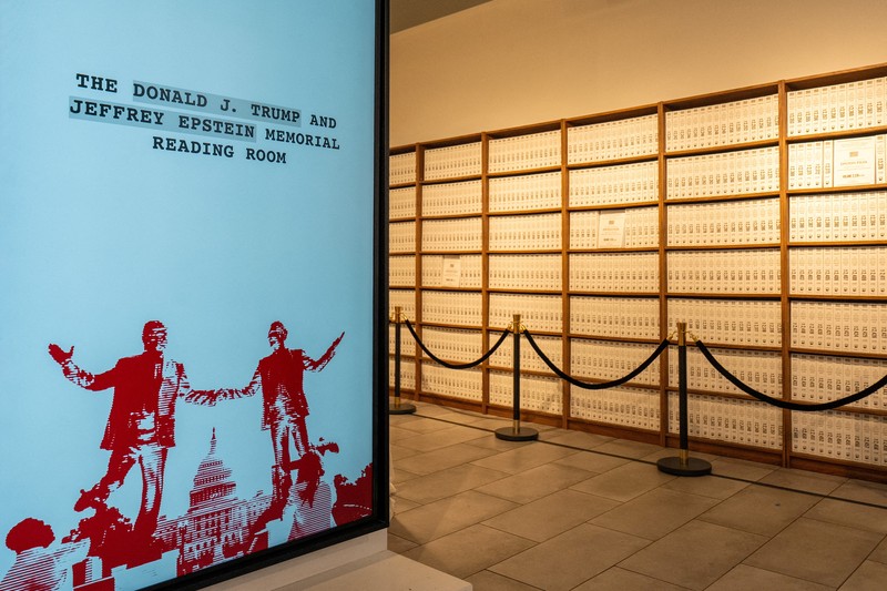 Suasana pameran di New York menampilkan semua dokumen Epstein yang dicetak. (REUTERS/David Dee Delgado)