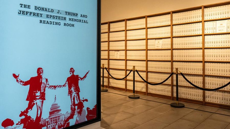 Suasana pameran di New York menampilkan semua dokumen Epstein yang dicetak. (REUTERS/David Dee Delgado)