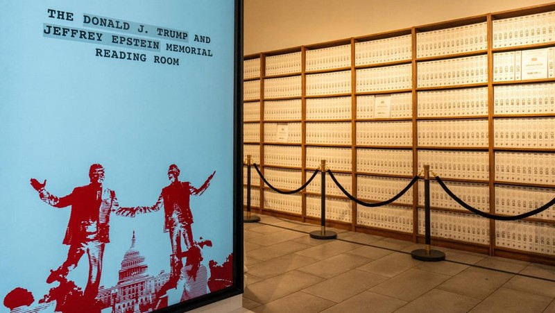 Suasana pameran di New York menampilkan semua dokumen Epstein yang dicetak. (REUTERS/David Dee Delgado)