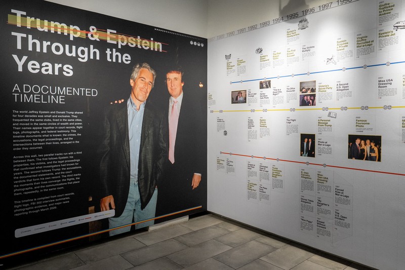 Suasana pameran di New York menampilkan semua dokumen Epstein yang dicetak. (REUTERS/David Dee Delgado)