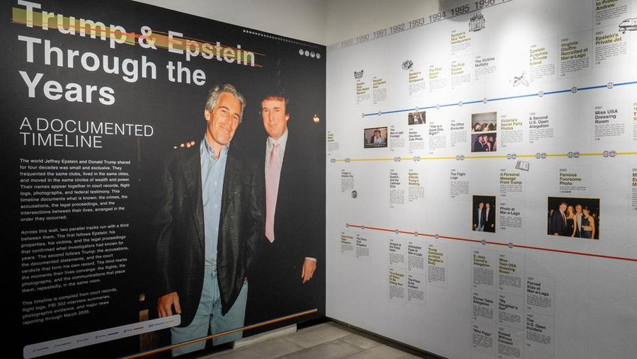 Suasana pameran di New York menampilkan semua dokumen Epstein yang dicetak. (REUTERS/David Dee Delgado)