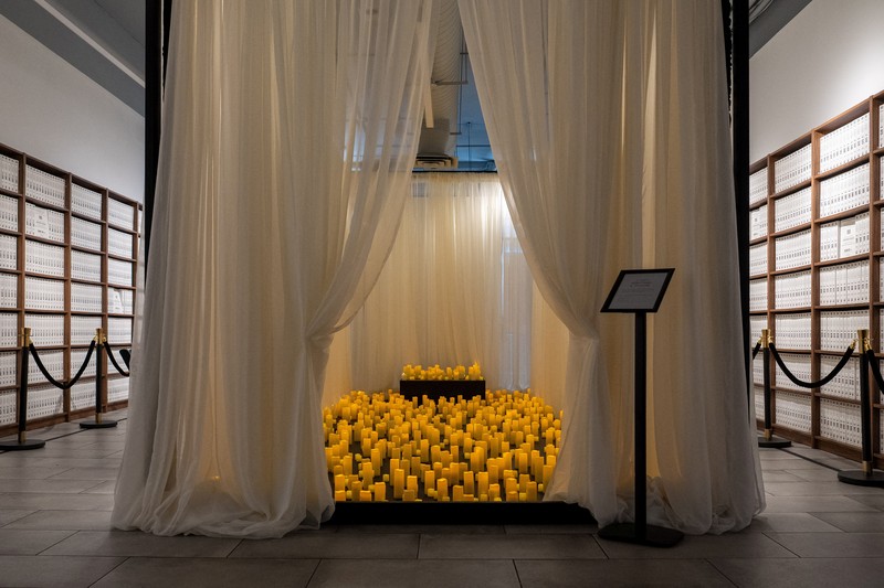 Suasana pameran di New York menampilkan semua dokumen Epstein yang dicetak. (REUTERS/David Dee Delgado)