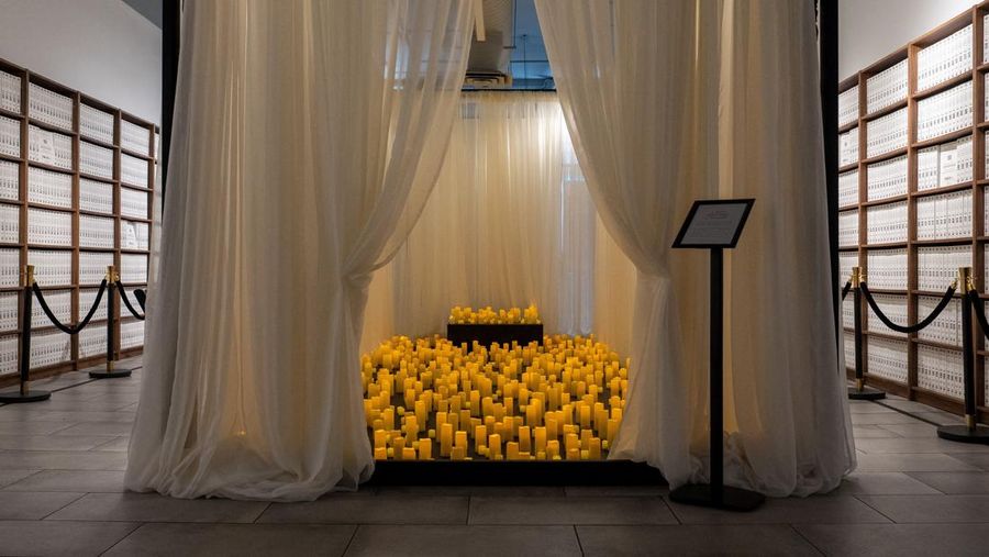 Suasana pameran di New York menampilkan semua dokumen Epstein yang dicetak. (REUTERS/David Dee Delgado)