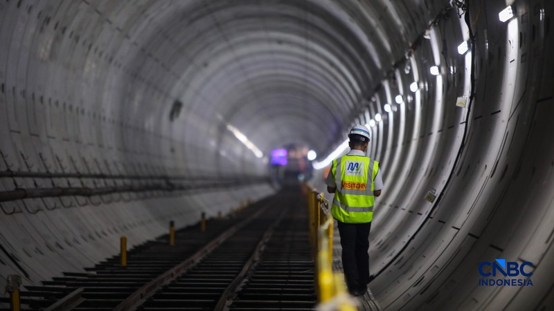 Suasana pengerjaan proyek MRT Fase 2A Harmoni-Sawah besar di Jakarta, Selasa (12/5/2026). (CNBC Indonesia/Faisal Rahman)