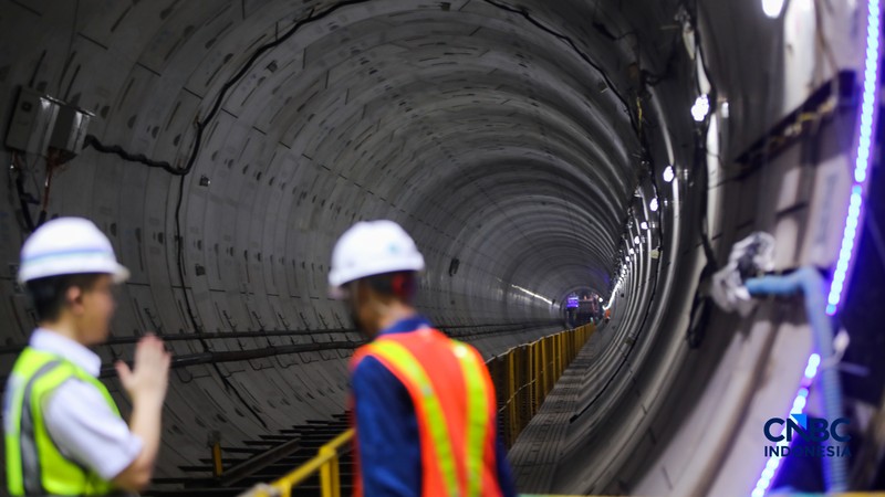 Wakil Presiden RI, Gibran Rakabuming Raka saat meninjau site project MRT Fase 2A Harmoni-Sawah besar di Jakarta, Selasa (12/5/2026). (CNBC Indonesia/Faisal Rahman)