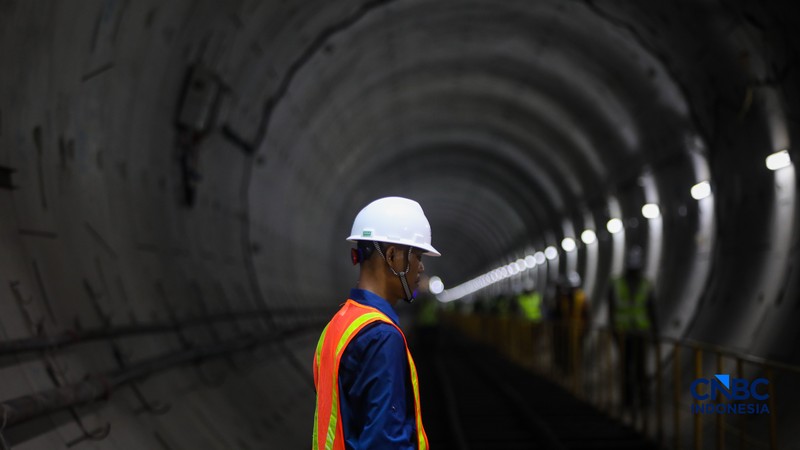 Suasana pengerjaan proyek MRT Fase 2A Harmoni-Sawah besar di Jakarta, Selasa (12/5/2026). (CNBC Indonesia/Faisal Rahman)