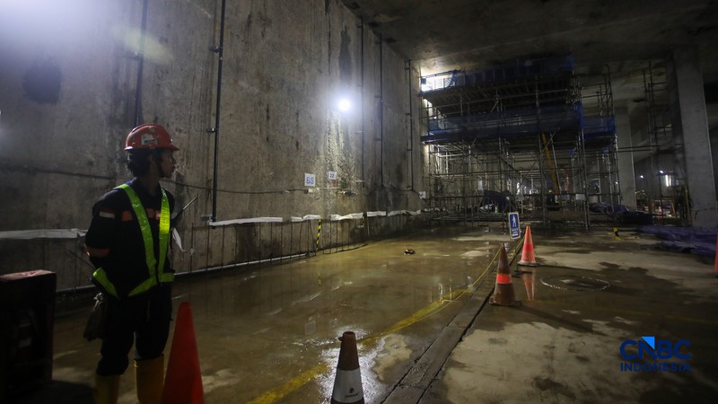 Wakil Presiden RI, Gibran Rakabuming Raka saat meninjau site project MRT Fase 2A Harmoni-Sawah besar di Jakarta, Selasa (12/5/2026). (CNBC Indonesia/Faisal Rahman)