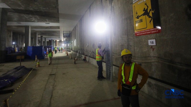 Suasana pengerjaan proyek MRT Fase 2A Harmoni-Sawah besar di Jakarta, Selasa (12/5/2026). (CNBC Indonesia/Faisal Rahman)