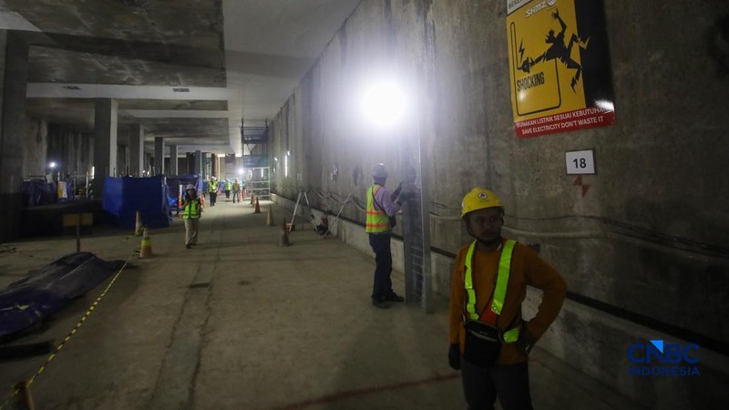 Suasana pengerjaan proyek MRT Fase 2A Harmoni-Sawah besar di Jakarta, Selasa (12/5/2026).