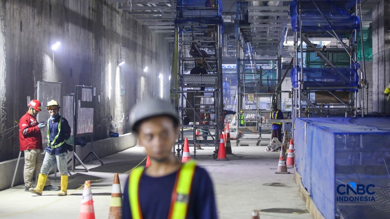 Wakil Presiden RI, Gibran Rakabuming Raka saat meninjau site project MRT Fase 2A Harmoni-Sawah besar di Jakarta, Selasa (12/5/2026). (CNBC Indonesia/Faisal Rahman)