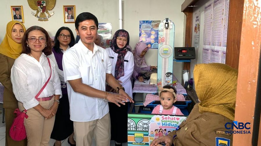 Wakil Menteri Kesehatan, Dante Saksono Harbuwono saat kunjungan lapangan tematik "Mengejar Anak Zero Dose" di Kota Bandung, Jawa Barat, Selasa (12/5/2026). (CNBC Indonesia/Fergi Nadira)