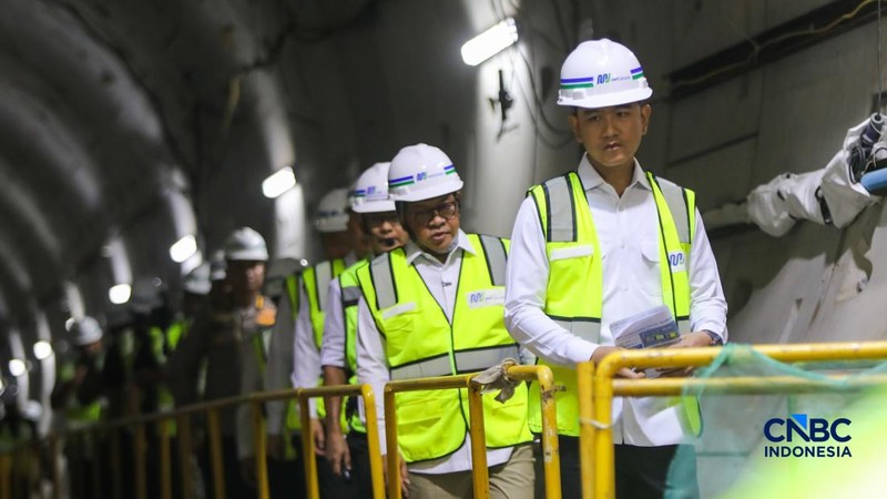 Wakil Presiden RI, Gibran Rakabuming Raka saat meninjau site project MRT Fase 2A Harmoni-Sawah besar di Jakarta, Selasa (12/5/2026).