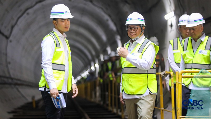 Wakil Presiden RI, Gibran Rakabuming Raka saat meninjau site project MRT Fase 2A Harmoni-Sawah besar di Jakarta, Selasa (12/5/2026). (CNBC Indonesia/Faisal Rahman)