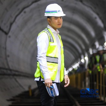 Wakil Presiden RI, Gibran Rakabuming Raka saat meninjau site project MRT Fase 2A Harmoni-Sawah besar di Jakarta, Selasa (12/5/2026). (CNBC Indonesia/Faisal Rahman)