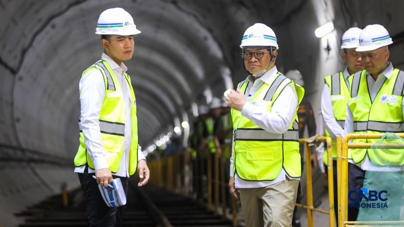 Wakil Presiden RI, Gibran Rakabuming Raka saat meninjau site project MRT Fase 2A Harmoni-Sawah besar di Jakarta, Selasa (12/5/2026). (CNBC Indonesia/Faisal Rahman)