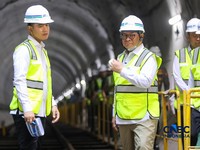 Wakil Presiden RI, Gibran Rakabuming Raka saat meninjau site project MRT Fase 2A Harmoni-Sawah besar di Jakarta, Selasa (12/5/2026). (CNBC Indonesia/Faisal Rahman)