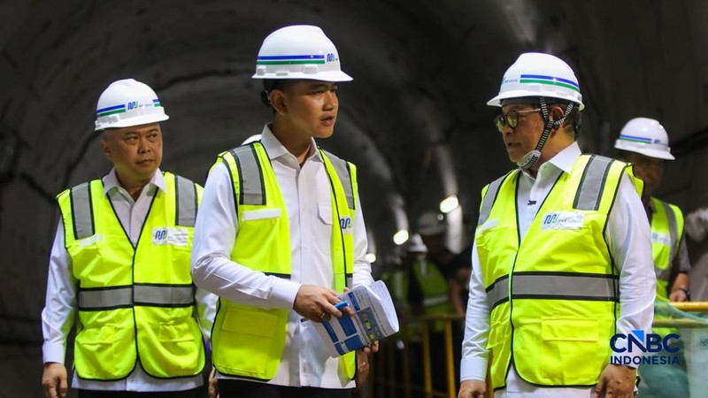 Wakil Presiden RI, Gibran Rakabuming Raka saat meninjau site project MRT Fase 2A Harmoni-Sawah besar di Jakarta, Selasa (12/5/2026).