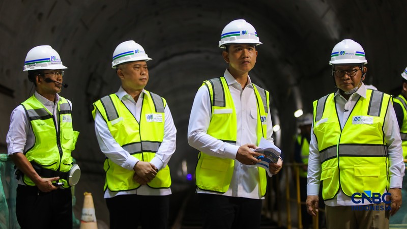 Wakil Presiden RI, Gibran Rakabuming Raka saat meninjau site project MRT Fase 2A Harmoni-Sawah besar di Jakarta, Selasa (12/5/2026). (CNBC Indonesia/Faisal Rahman)